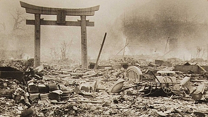EE.UU lanza una bomba nuclear en Nagasaki.