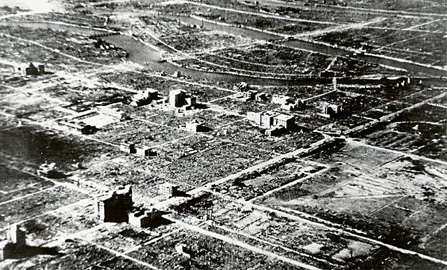 EE.UU. lanza una bomba nuclear en Hiroshima.