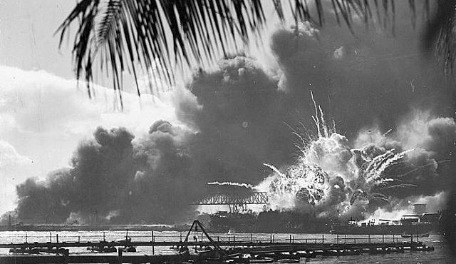 Los japoneses atacan la base de Pearl Harbor