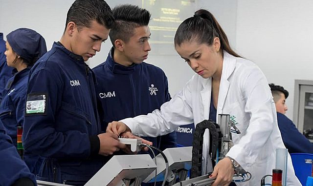 Los estudiantes de colegio comenzaron a formarse simultáneamente como técnicos del SENA