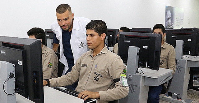 Primeras aulas móviles y creación de la pagina web