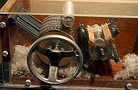Máquina de descaroçar algodão, de Eli Whitney.
