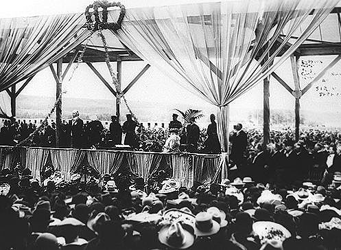 Alberta and Saskatchewan Become Provinces