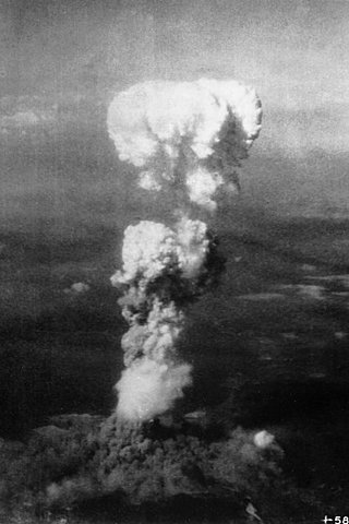 Estados Unidos lanza bombas atómicas en Japón