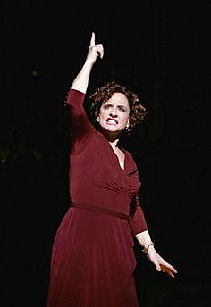 Patti LuPone sale en el musical "Gypsy"