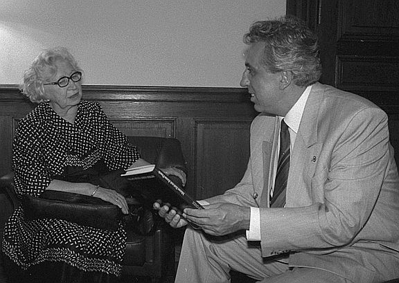 Egon Krenz wird zum Generalsekretär gewählt