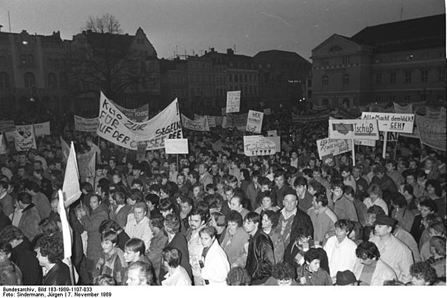 Die gesamte DDR-Regierung tritt zurück