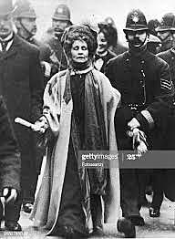 Emmeline Pankhurst fundó en Londres la “Unión Social y Política de Mujeres”