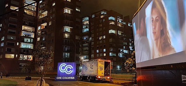 Cine a los balcones por el Covid-19