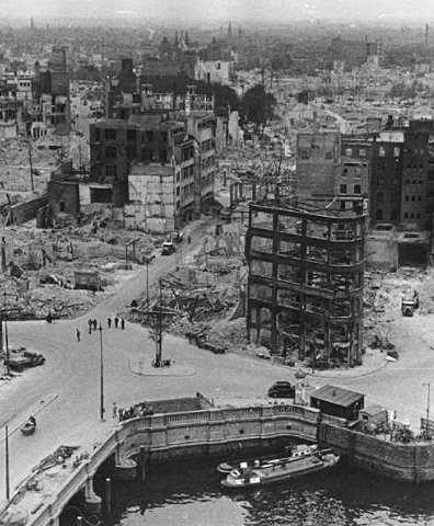 Rotterdam werd gebombardeerd.