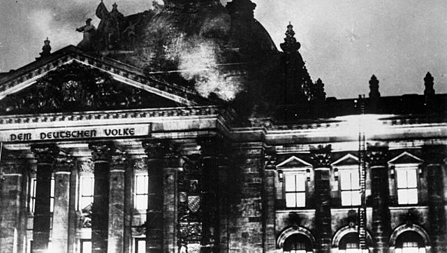 El edificio del parlamento alemán (Reichstag) se quema en circunstancias misteriosas.