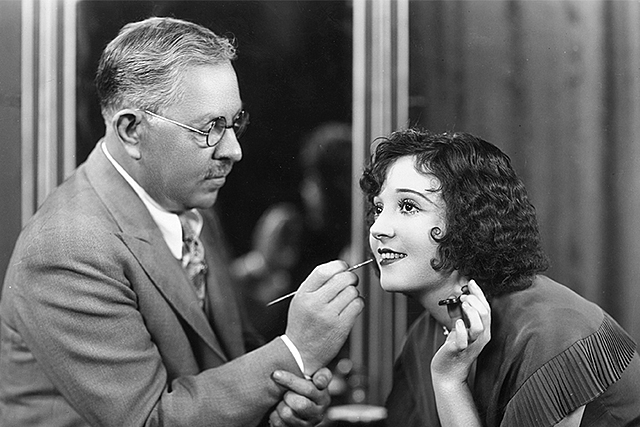 Max Factor acuña el término "makeup" (maquillaje)