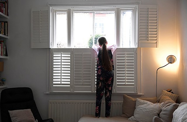 Sem avó e sem mãe, duas meninas ficaram sós em quarentena em Itália