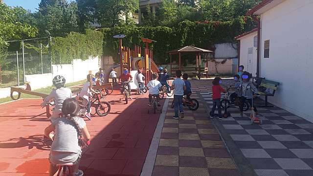 Κάναμε ποδήλατο στην αυλή του σχολείου