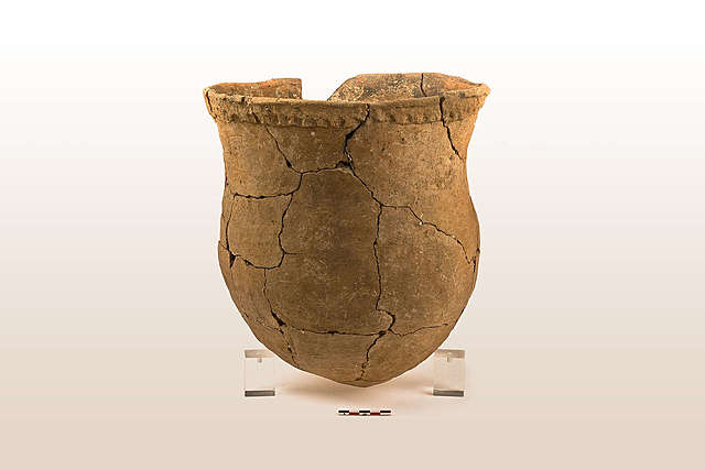 (Doc 13) Un vase en terre cuite du néolithique