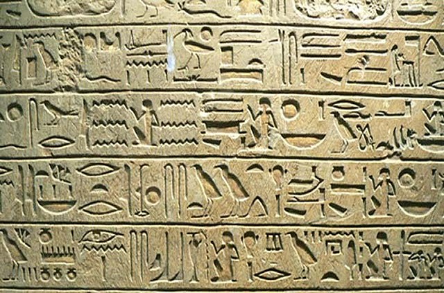 Sistema de escritura jeroglífica en Egipto y Mesopotamia.