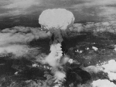 Se lanza una bomba atómica contra Nagasaki