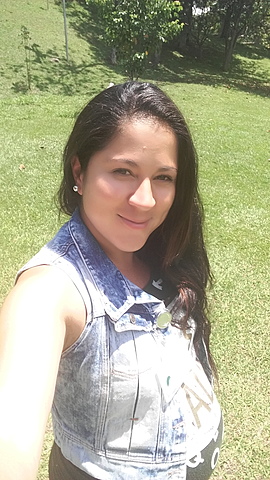 Días antes de mi nacimiento, disfrutando del sol con mami...