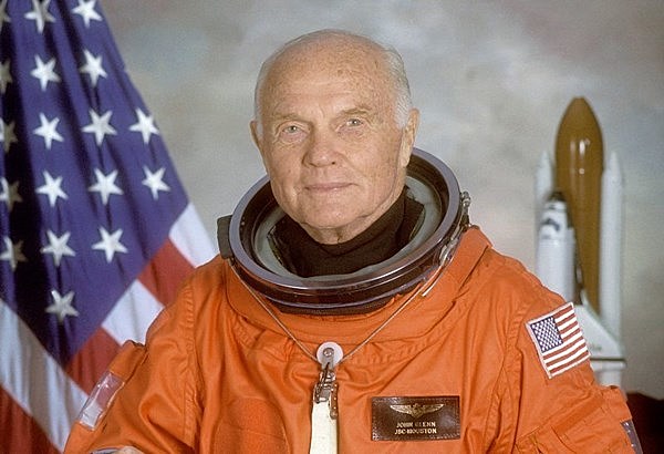 John Glenn recorre l’òrbita terrestre