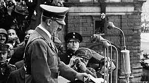 Hitler ocupa Austria.