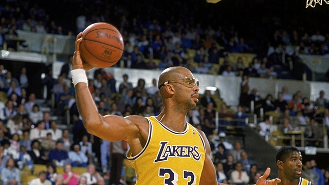 Kareem Jabbar Sinks second hook