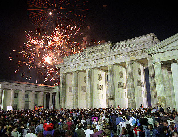 DDR treedt tot de Bondsrepubliek