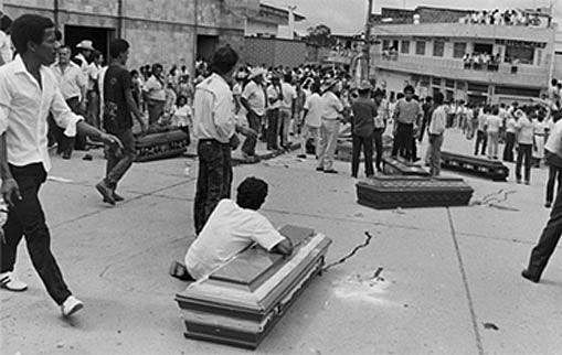 Los paramilitares permanecieron en el pueblo
