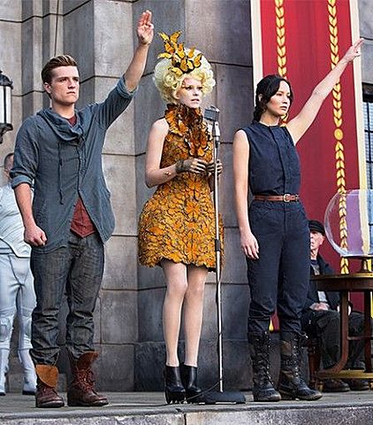 Katnnis y Peeta dan discursos a todos los distritos