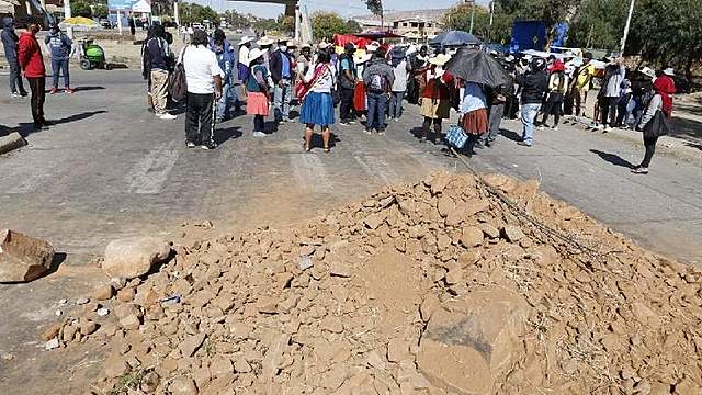 Murillo conmina Evo a libera a policía secuestrado; éste denuncia "detenciones políticas"