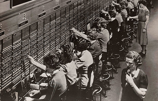 Se instala la primer central telefonica