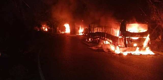 Quema de vehículos en troncal a la Costa.