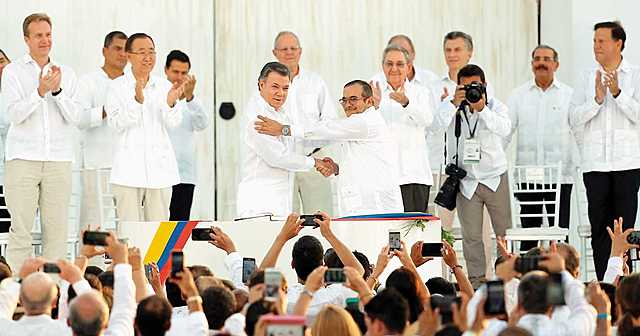 Firma oficial del acuerdo de paz.