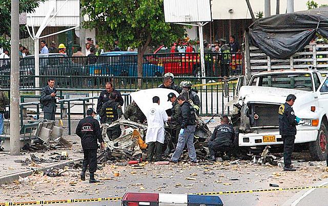 Ataque durante la posesión presidencial de Álvaro Uribe.