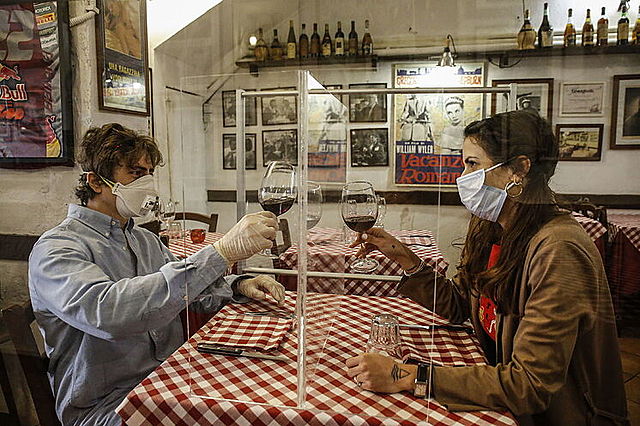 EN ITALIA SE PERMITE LA LIBRE MOVILIDAD DE LA POBLACIÓN