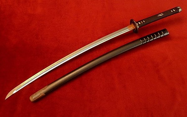 La hoja curva de la espada