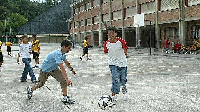 CORPORAL - JUGANDO EN EL COLEGIO