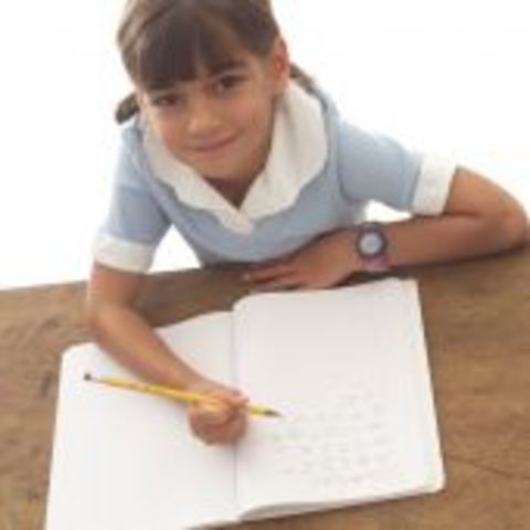 Hay mas niñas que niños en las escuelas.