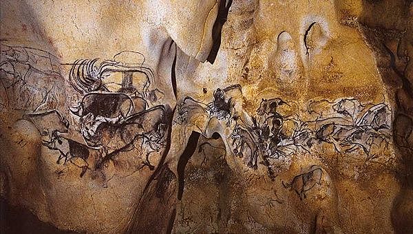Se descubre en Ardèche, la gruta de Chauvet con 300 pinturas paleolíticas que representan un mundo animalista.