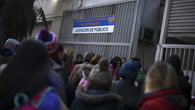 Extensión de cédulas y digitalización de trámites: Las medidas que beneficiarán a migrantes en Chile