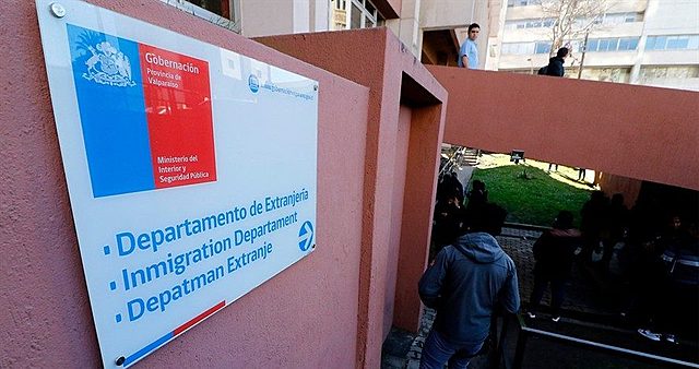 Extranjería automatizará trámites de migrantes para reducir tiempos de espera