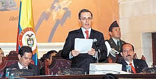 Alvaro Uribe gana la presidencia