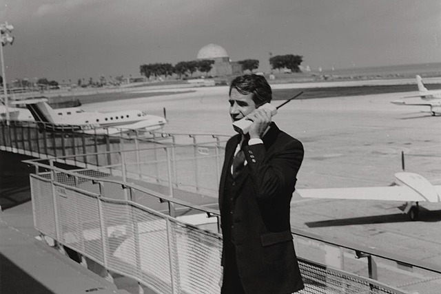 DynaTAC 8000X - Se desarrollo el primer movil del mercado que tenia aspecto de los hoy tan de moda teléfonos inalámbricos.