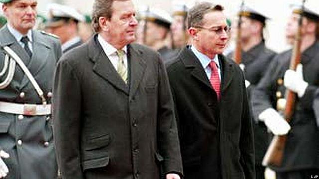 Álvaro Uribe se reúne con el canciller Gerhard Schröder
