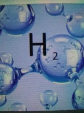 Hidrógeno (H) quien lo descubre fué Henry Cavendish . Es un elemento químico más simple y más abundante del universo y es el culpable de formar compuestos quimicos tan importante como el agua