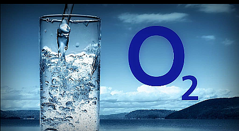 Oxígeno(O) fué el francés Lavoisier quien acuñó el nombre de oxígeno y escribió el primer trabajo..entre 1772 y 1773 y al quimico inglés Joseph Priestley ,quien lo descubrió de manera independiente en 1772