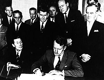 Egypt is declared a sovereign state by Britain