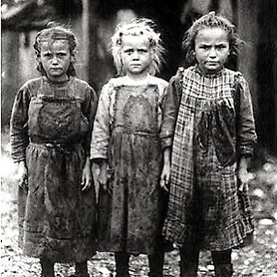 Timeline: TRAS LOS PASOS DE LA INFANCIA Y LA ADOLESCENCIA