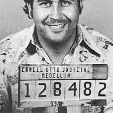 PABLO ESCOBAR SE ENTREGA LA JUSTICIA