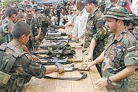 LOS PARAMILITARES SE DESMOVILIZAN