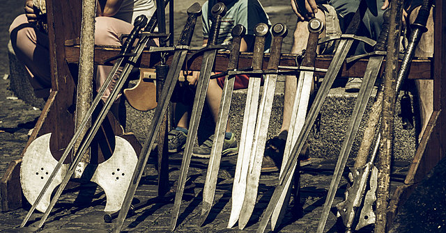 Invención de armas mecanizadas.